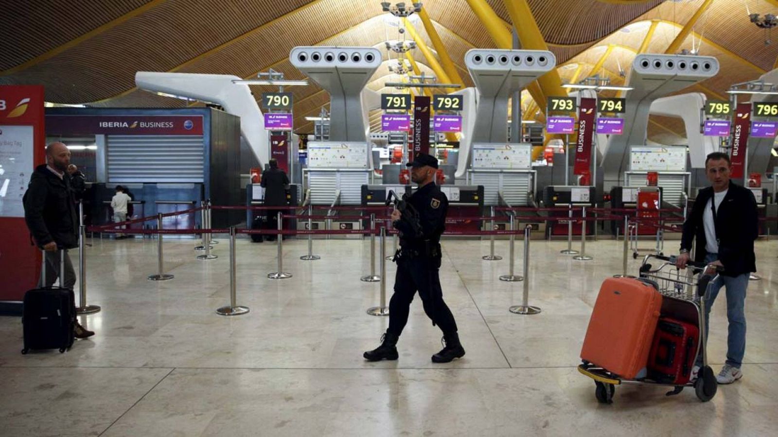 Agentes de la Policía Nacional en la Terminal T4 del Aeropuerto Adolfo Suárez-Madrid Barajas