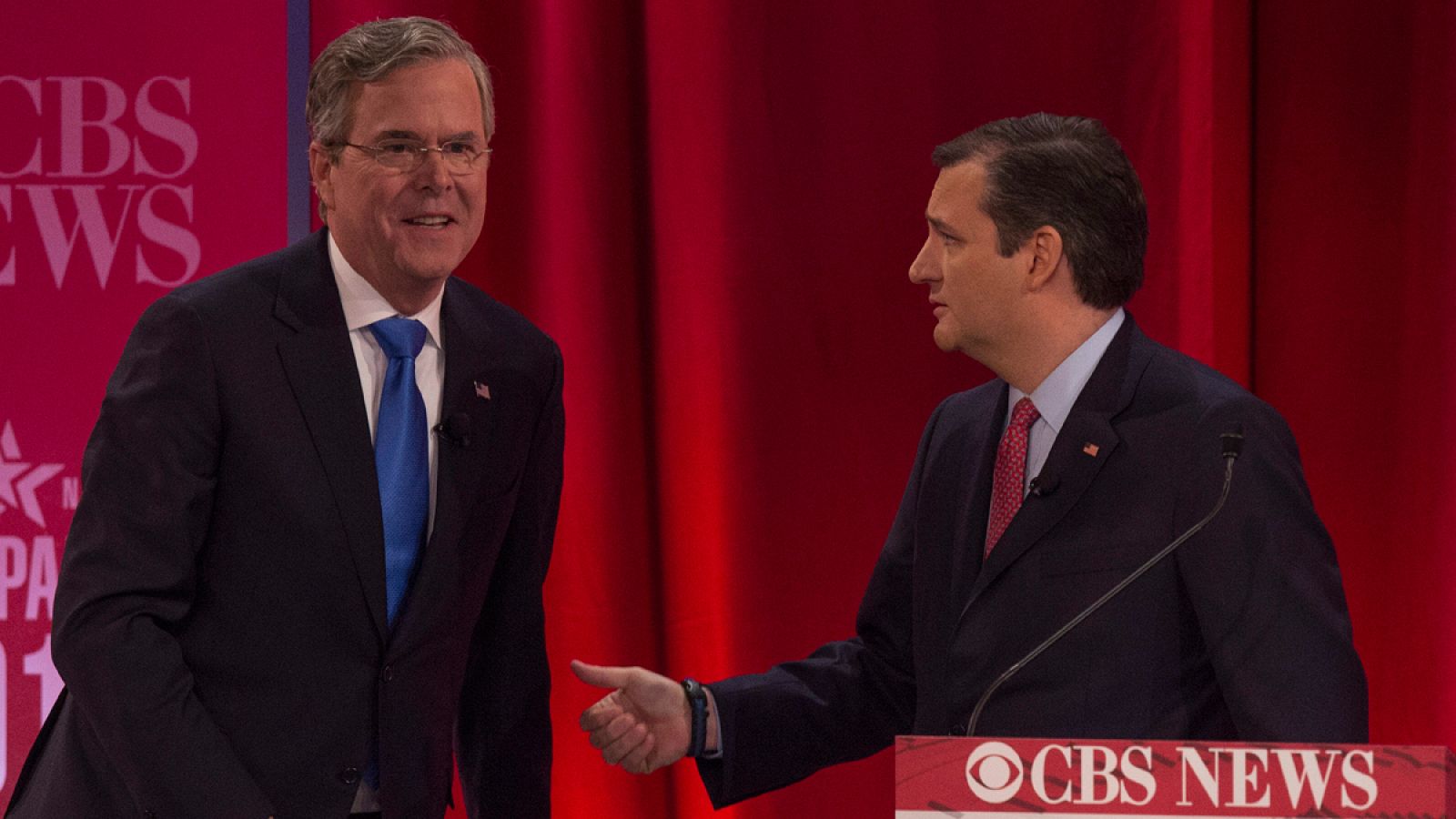 Imagen del pasado mes de febrero en la que aparece Jeb Bush (I) junto a Ted Cruz.