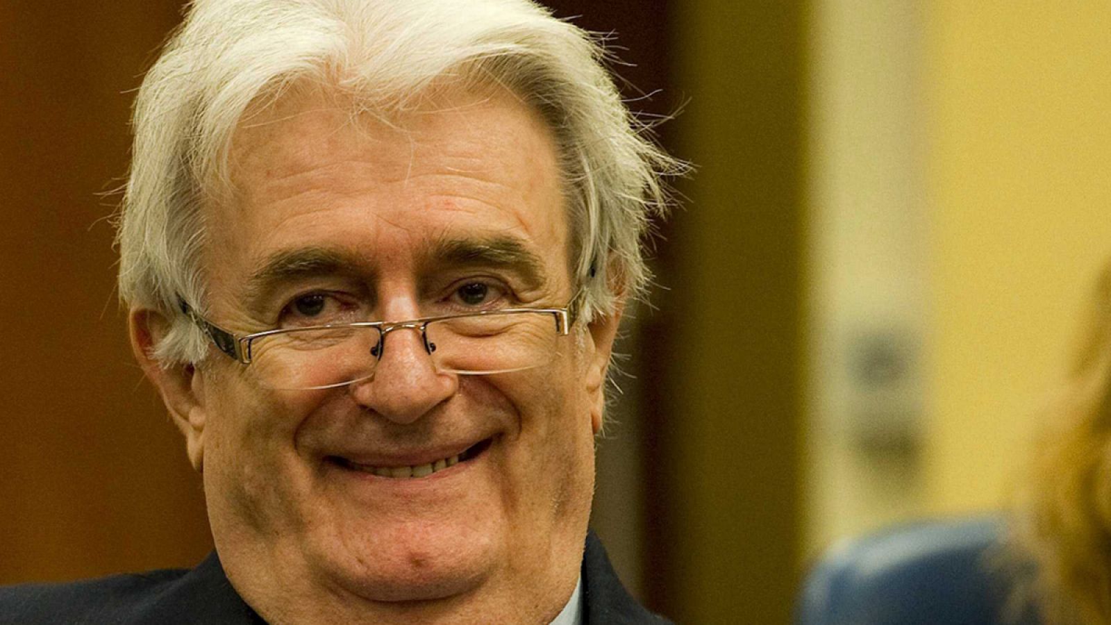 Imagen de archivo de 2012 del exlíder serbobosnio Radovan Karadzic, en Tribunal Penal Internacional para la antigua Yugoslavia (TPIY).