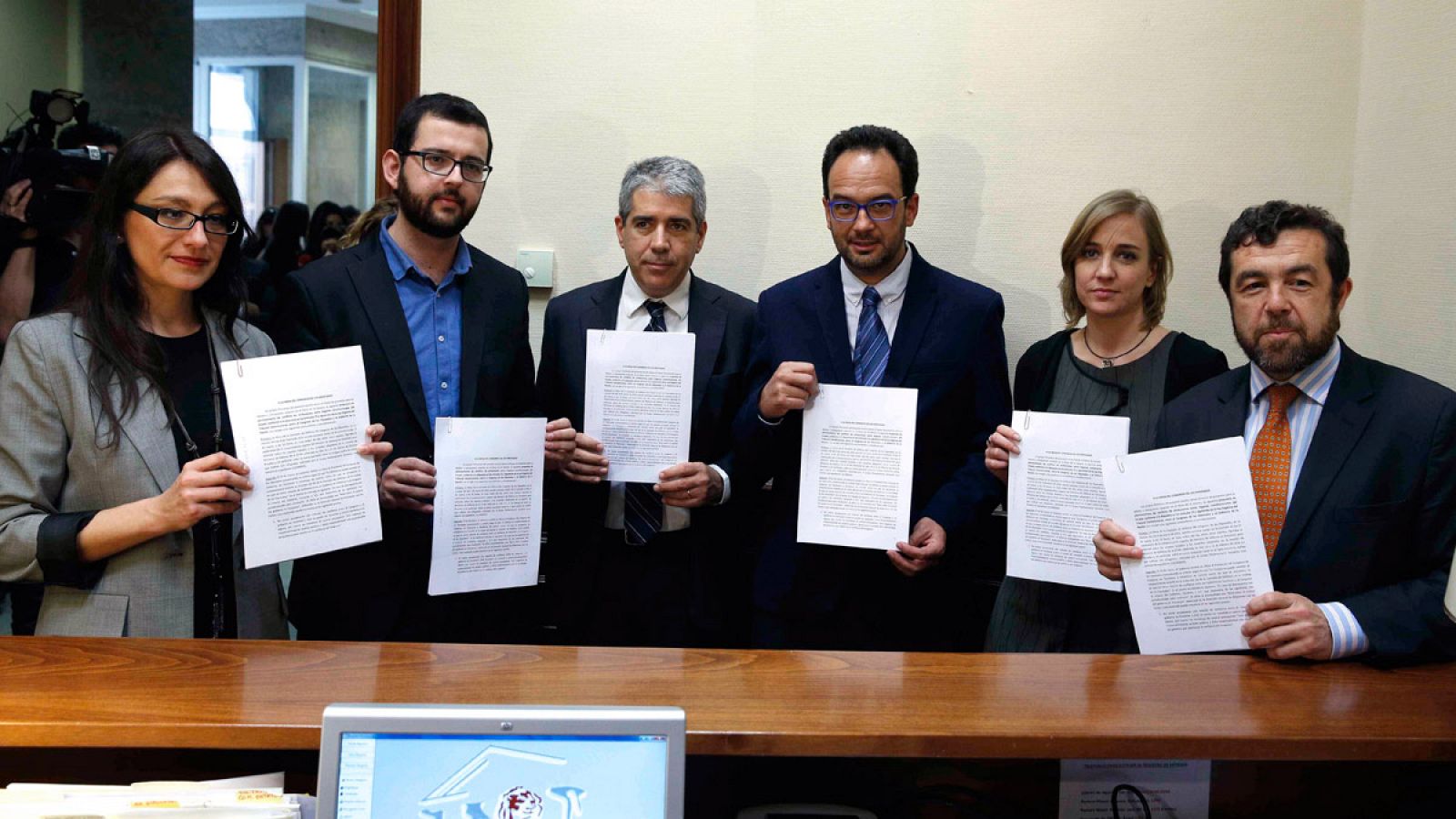 Los portavoces de IU, Compromís, Democràcia i Llibertat, PSOE, Podemos y Ciudadnaos posan con la iniciativa registrada en el Congreso.