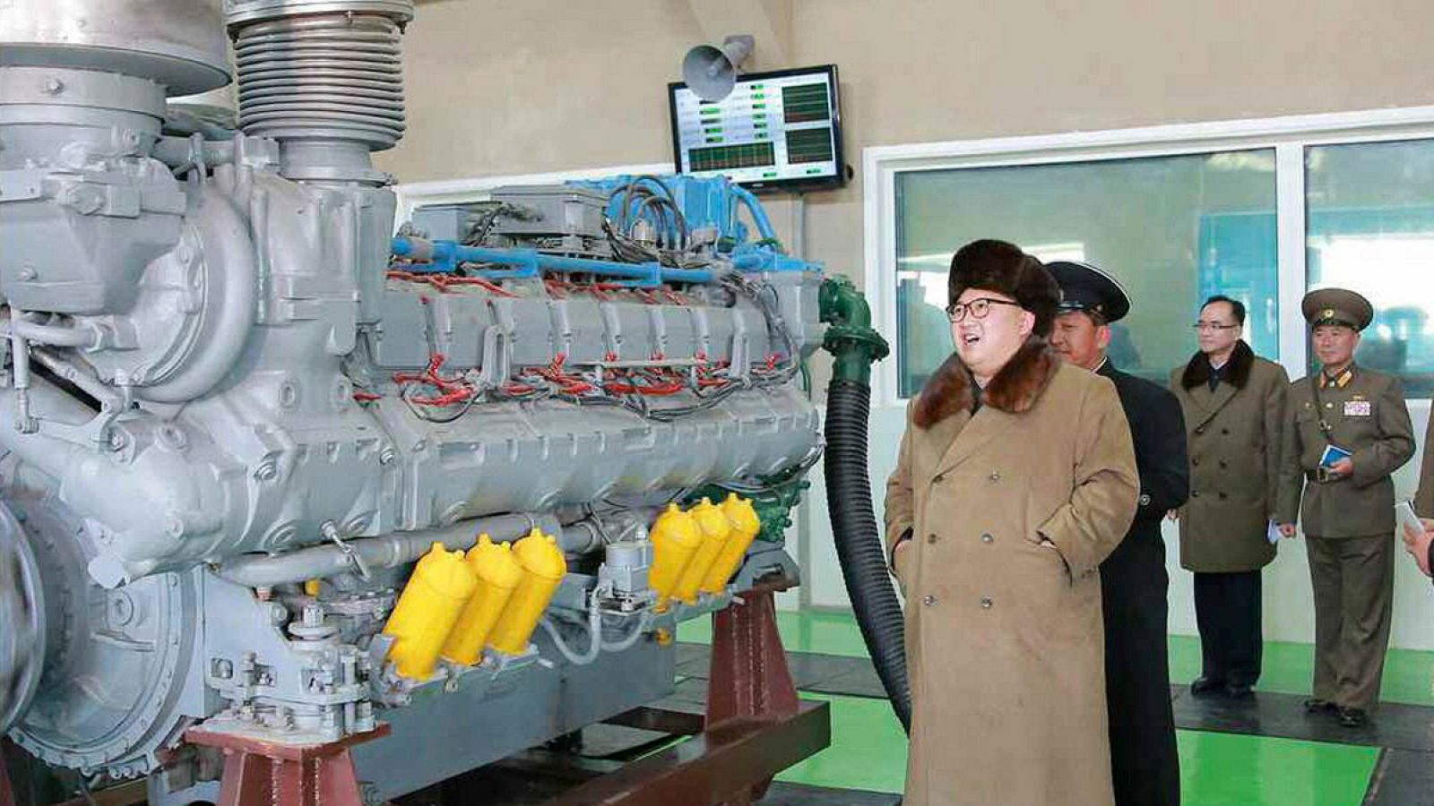 El líder norcoreano Kim Jong-un visitando una fábrica de reparación de la Marina en un locación sin identificar en Corea del Norte.