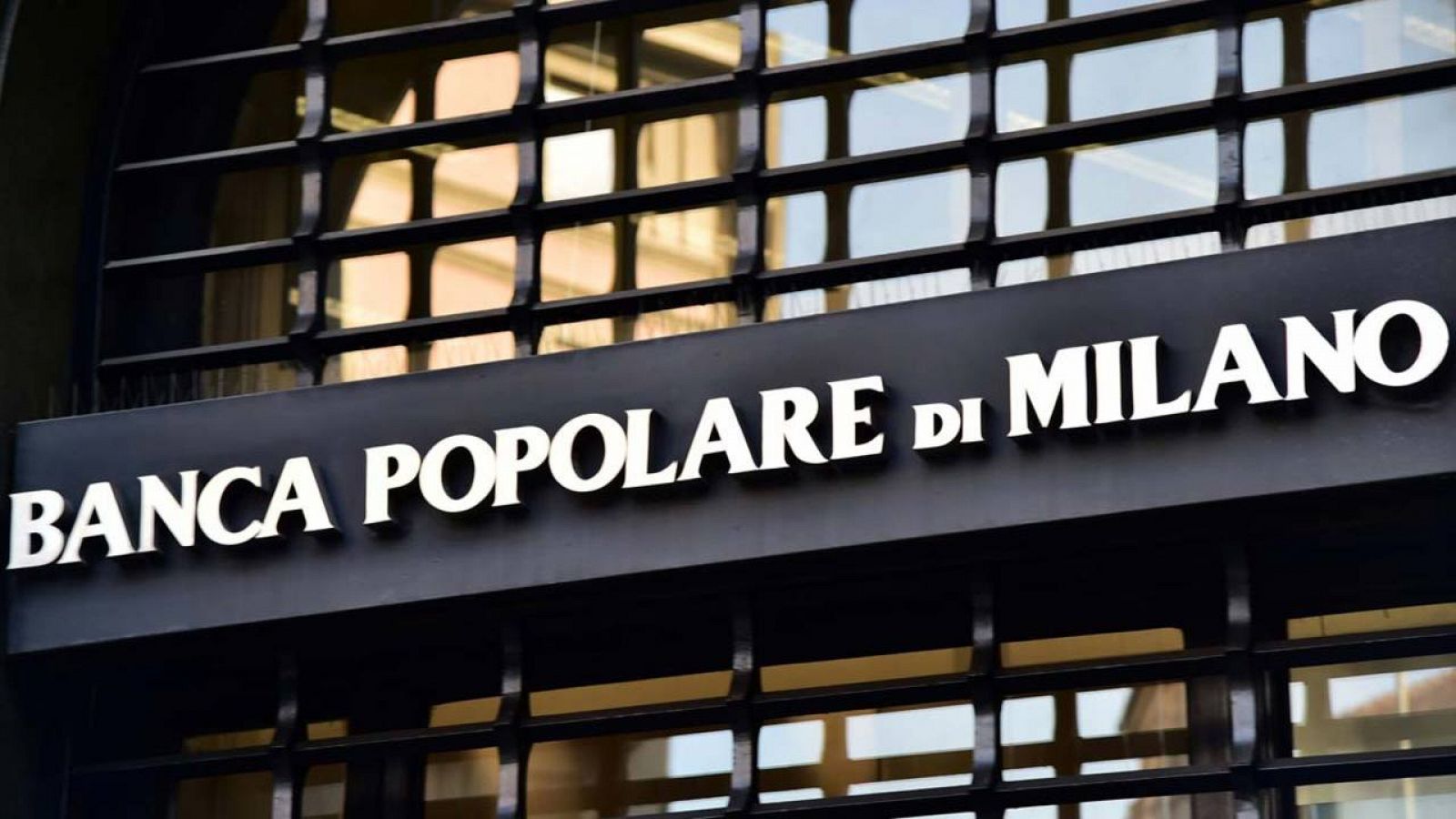 Entrada de una sucursal del Banco Popolare di Milano en Milán