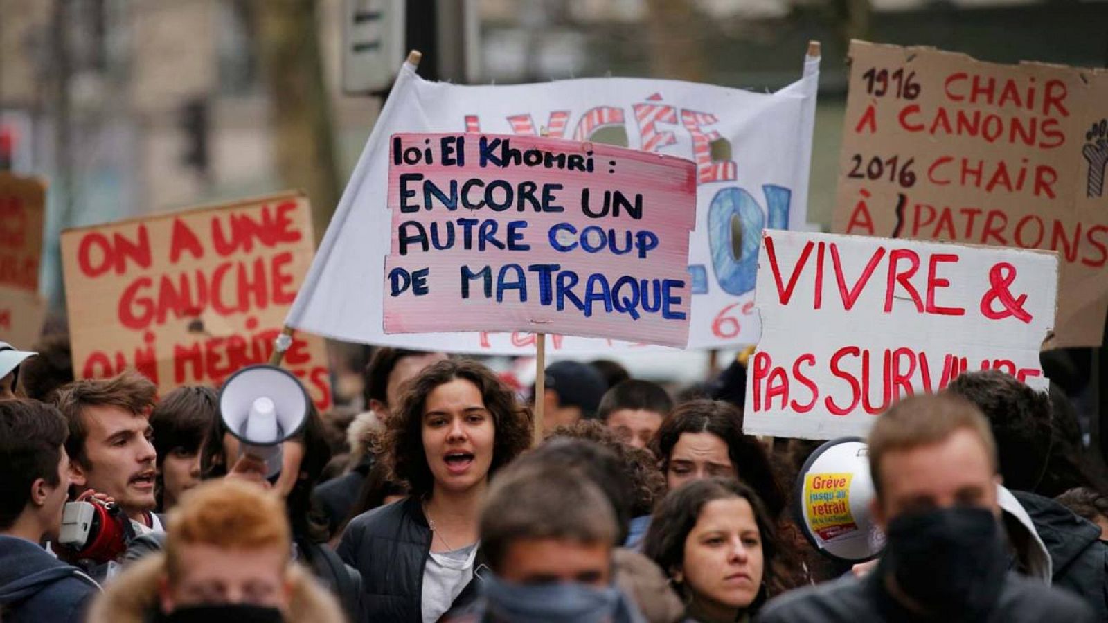 Un grupo de estudiantes durante la manifestación de París que ha exigido la retirada de la reforma laboral