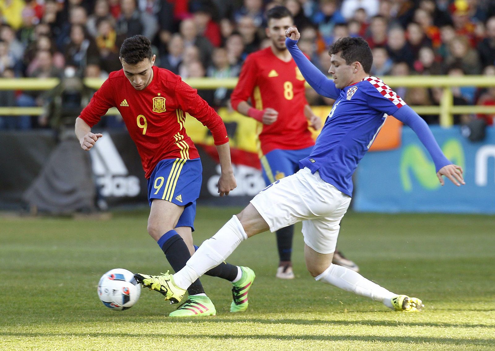 El delantero de la selección española sub'21 Munir El Haddadi (i) disputa un balón con el centrocampista de Croacia Filip Krovinovic (d).