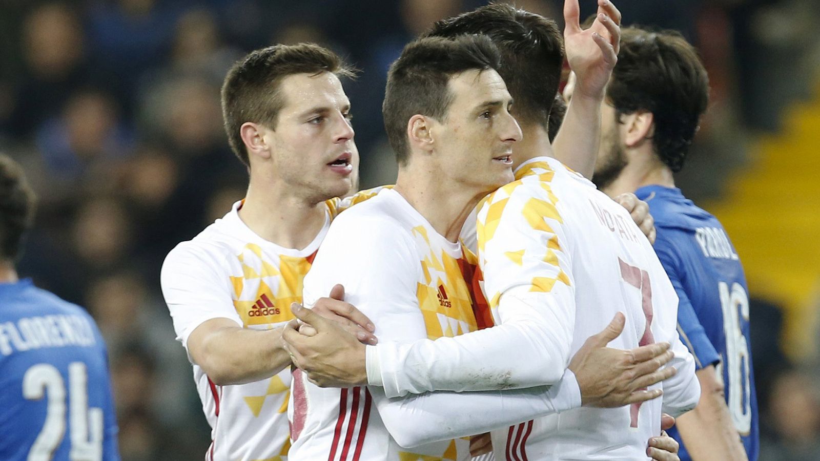 Los jugadores de España celebran con Aduriz el gol ante Italia