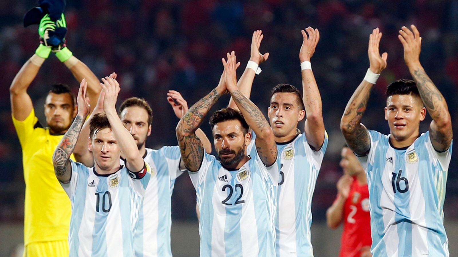 Jugadores de Argentina celebran su victoria en un partido de las eliminatorias para el mundial de Rusia 2018 en el estadio Nacional Julio Martínez Prádanos, en Santiago de Chile.