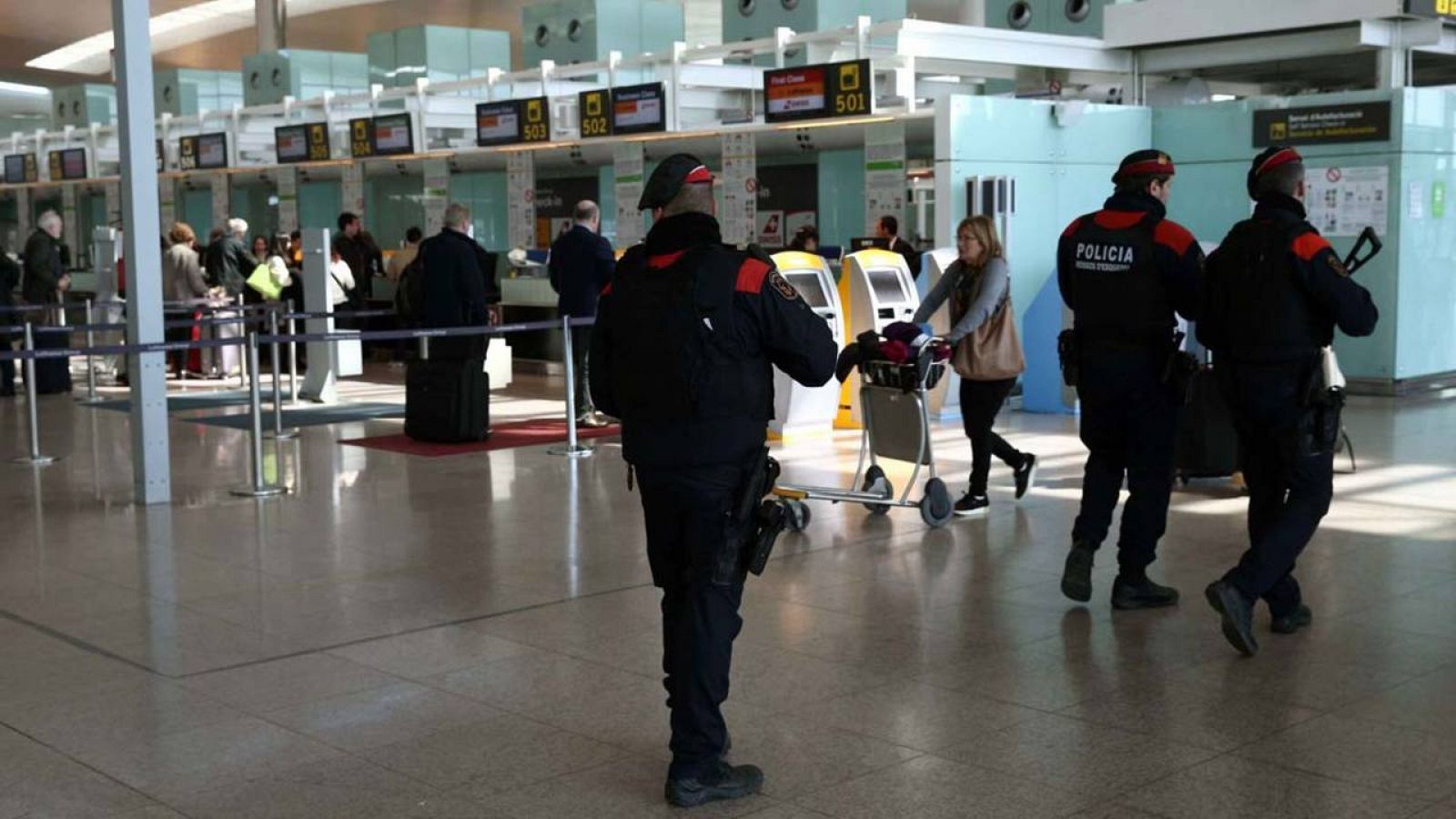 Varios agentes de los Mossos d'Esquadra patrullan por la terminal T1 del Aeropuerto de Barcelona-El Prat