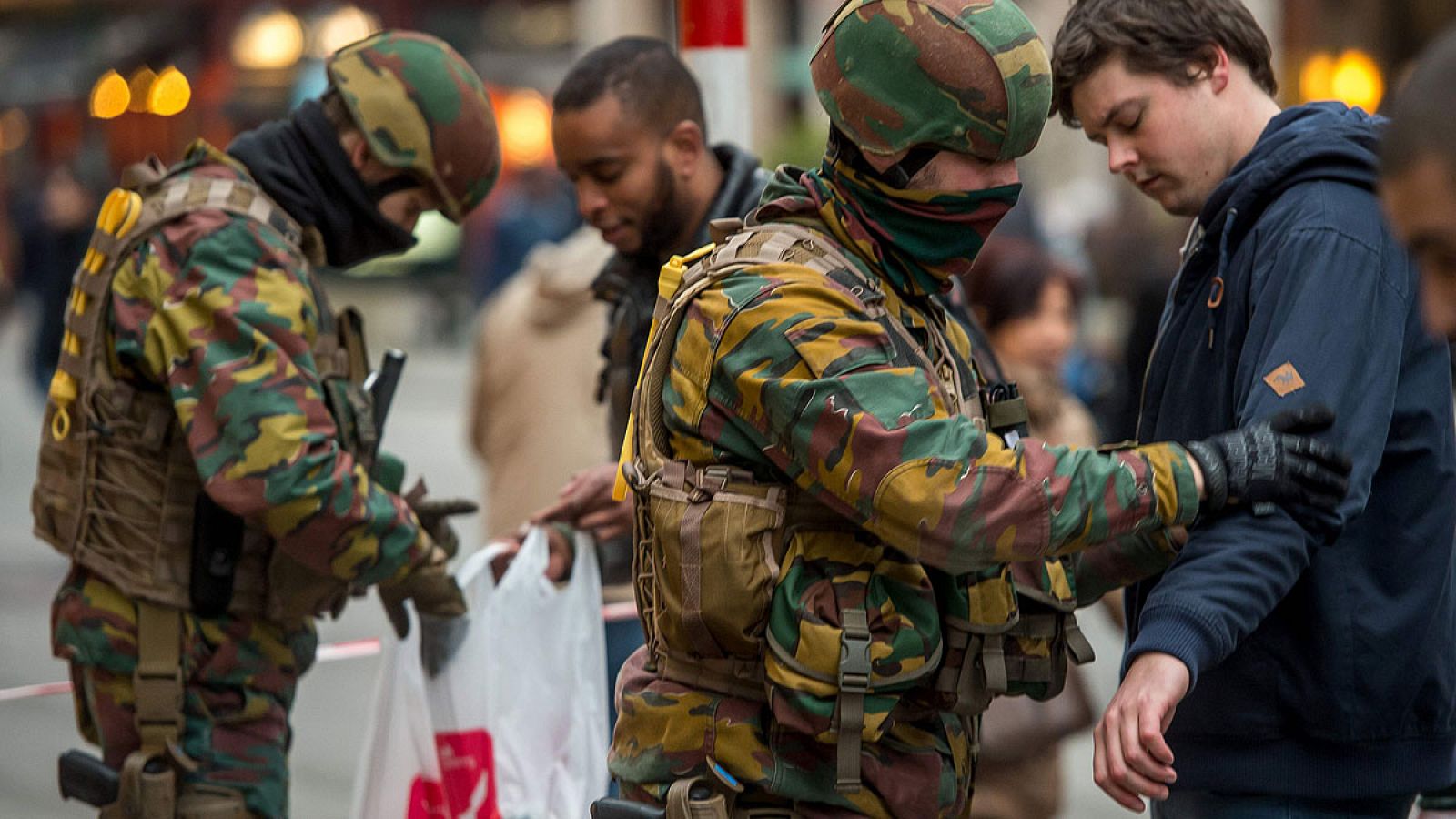 Militares belgas registran a los ciudadanos a la entrada de la estación de metro de De Brouckere