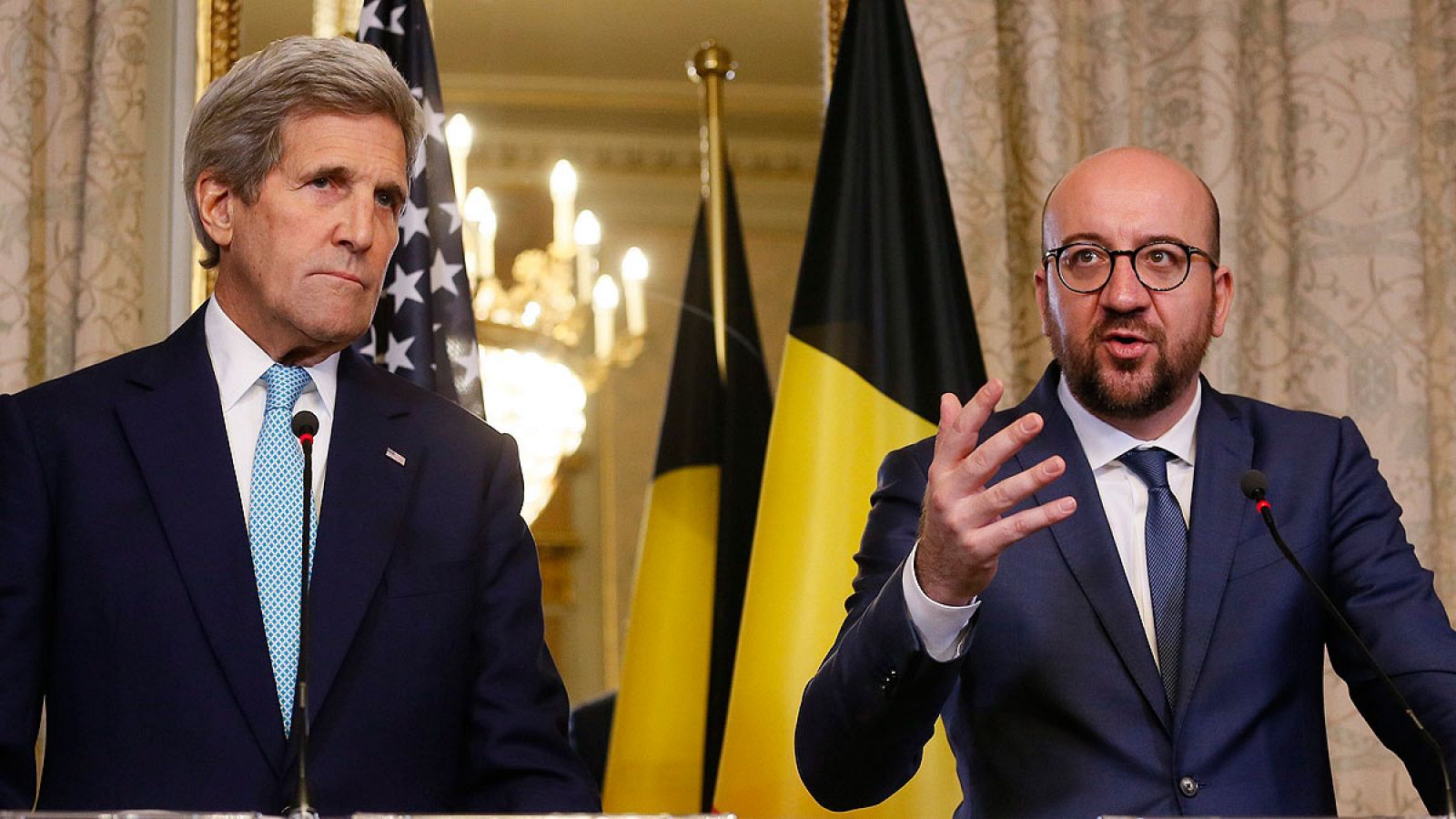 John Kerry (i), y el primer ministro belga, Charles Michel (d), en Bruselas