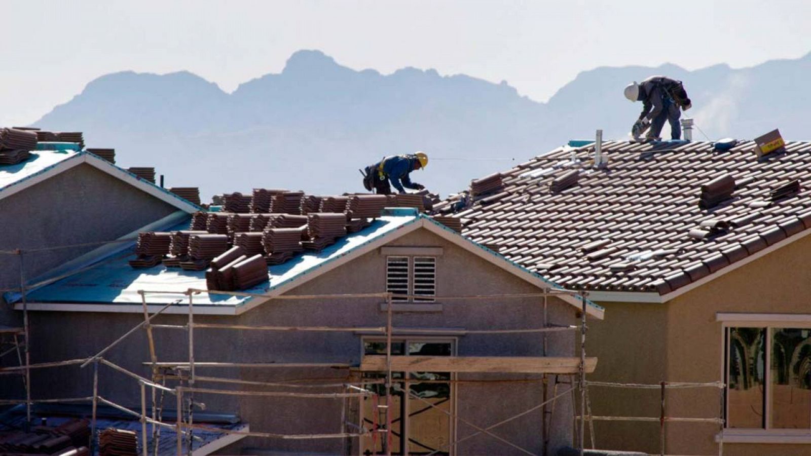 Trabajadores en las obras de construcción de unas viviendas en la ciudad estadounidense de Las Vegas