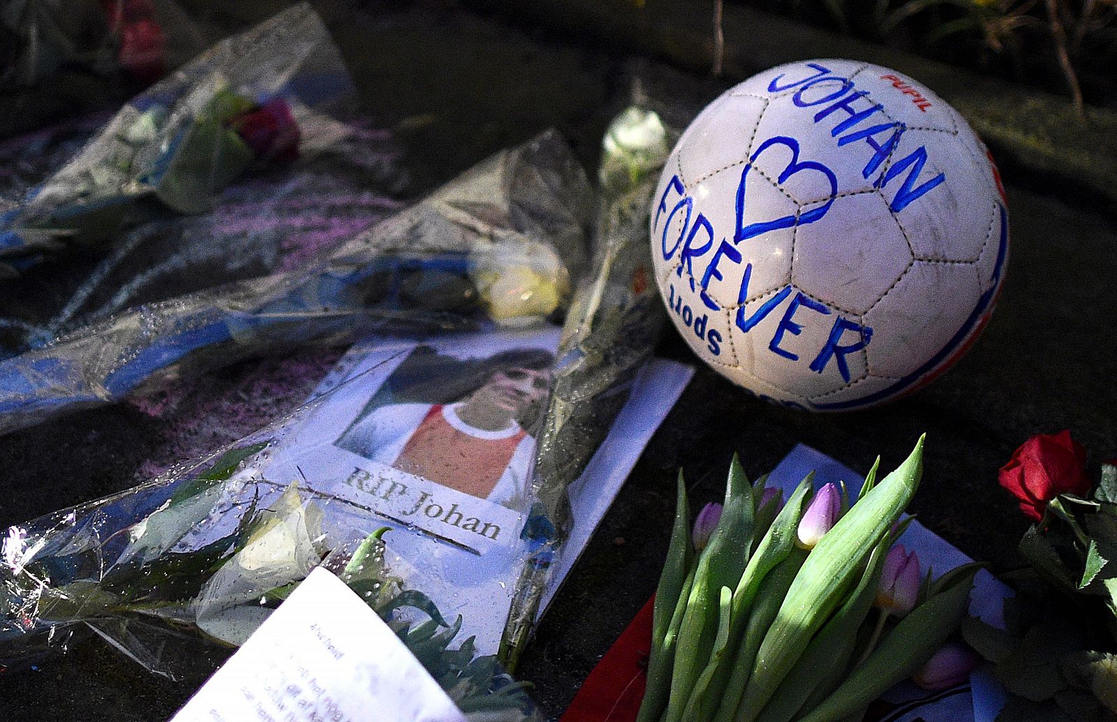 Imagen de los homenajes ciudadanos en Ámsterdam, en memoria de Johan Cruyff.