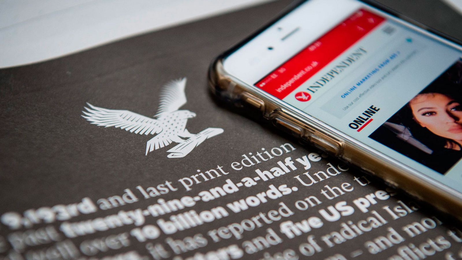 Un smartphone muestra la versión on line 'The Independent' sobre el último número en papel