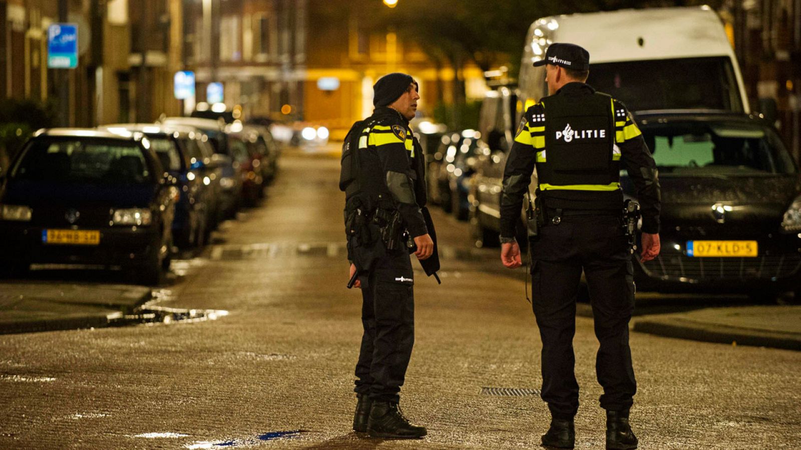 Dos agentes de la Policía holandesa en Rotterdam, donde se ha detenido a un presunto terrorista