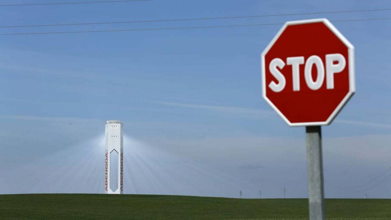 Torre de una instalación solar de Abengoa en la localidad sevillana de Sanlúcar la Mayor