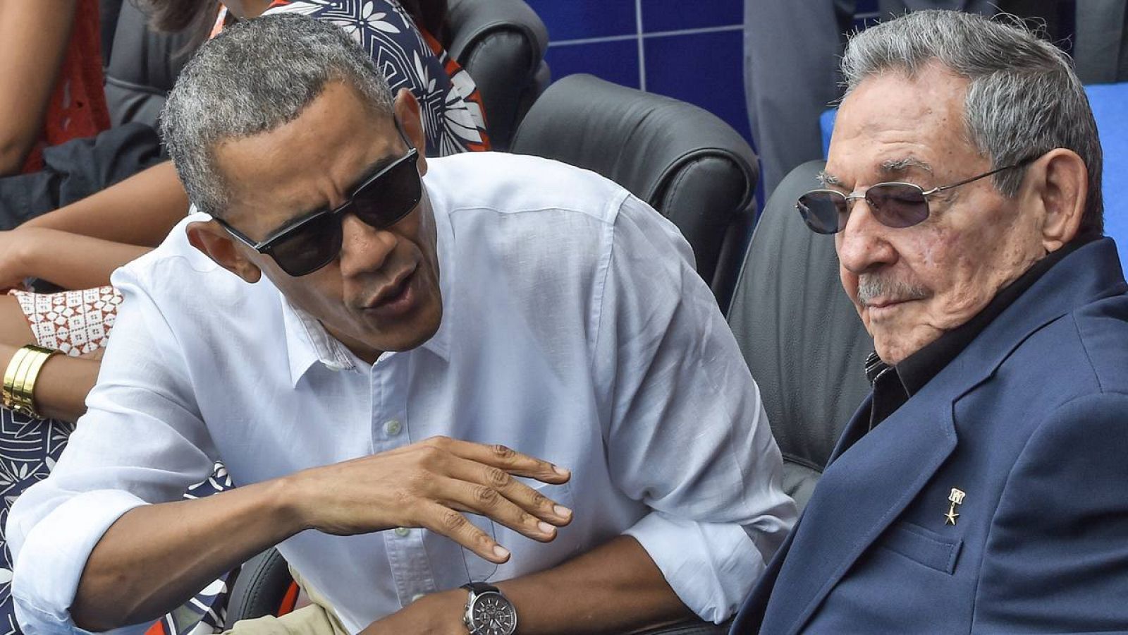 Los presidentes Obama y Rañul Castro asisten a un partido de baseball en La Habana