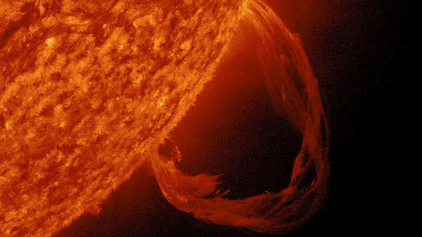 Las erupciones solares liberan enormes cantidades de energía magnética.