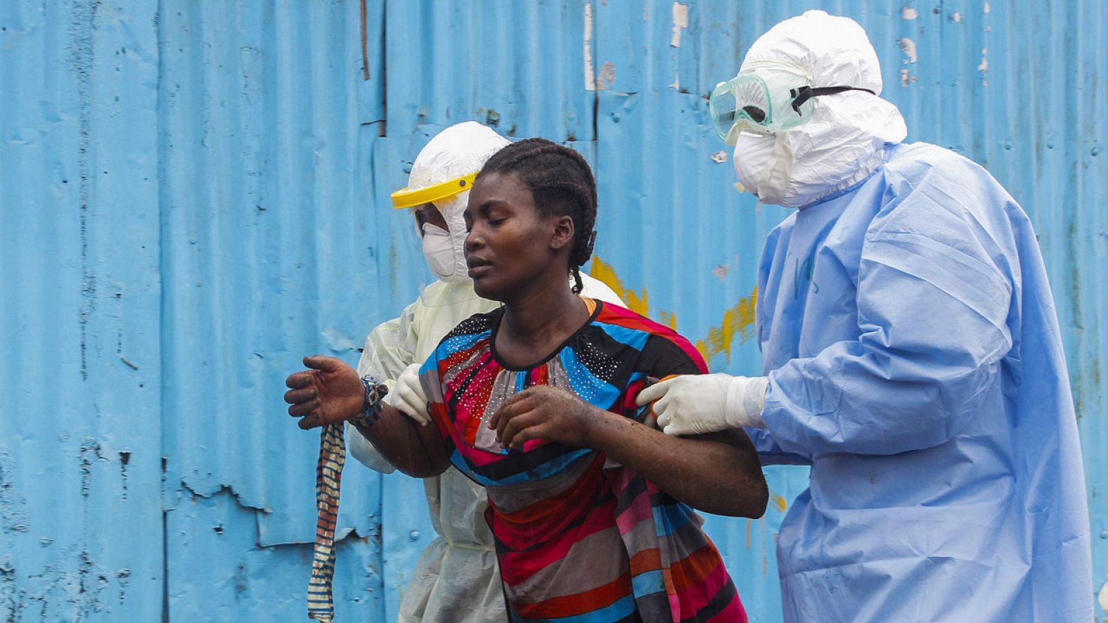 Unos enfermeros liberianos trasladan a una mujer supuestamente infectada de ébola en una foto de archivo.