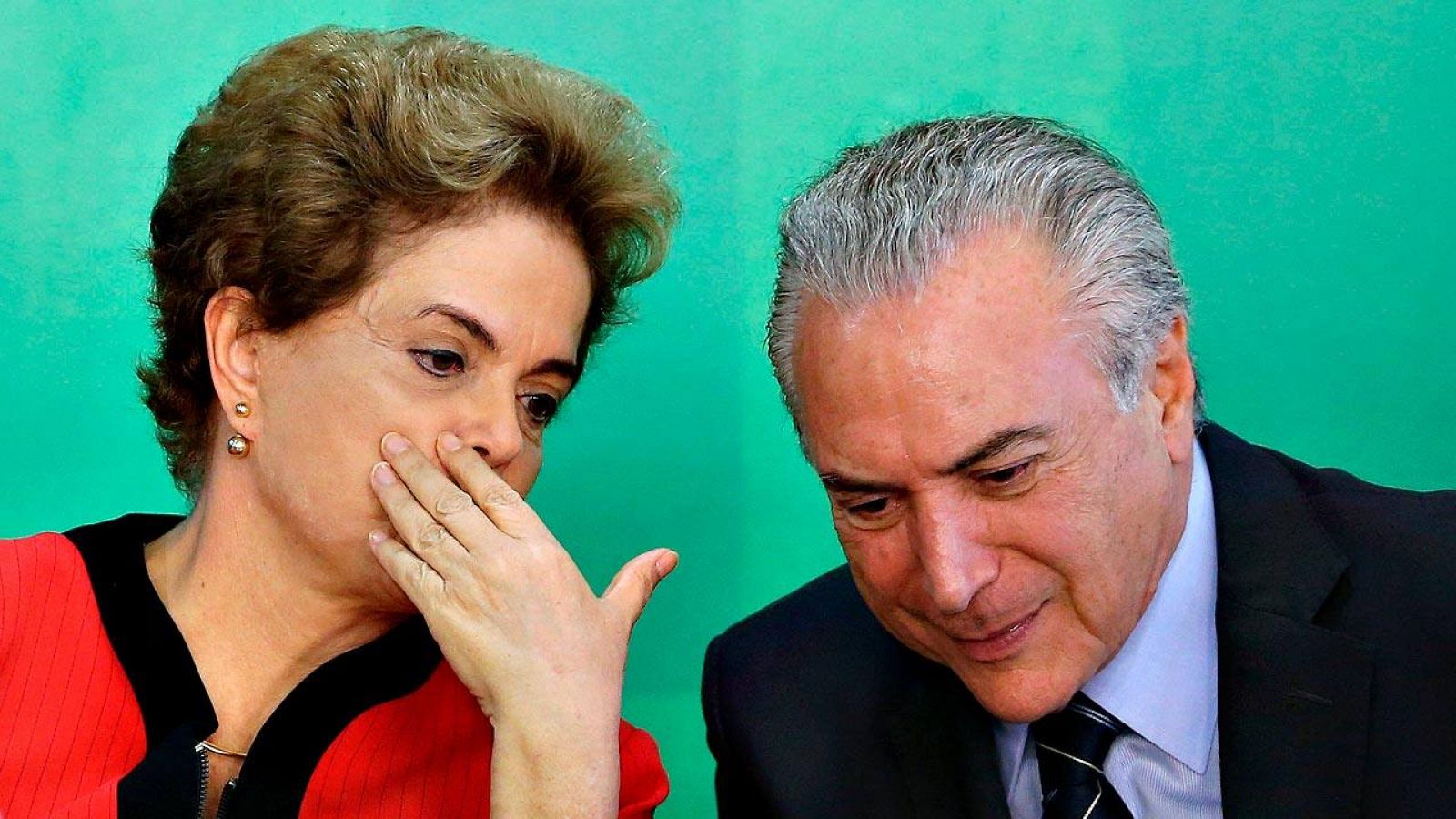 La presidenta de Brasil, Diolma Rousseff, conversa con el vicepresidente y líder del PMDB, Michel Temer