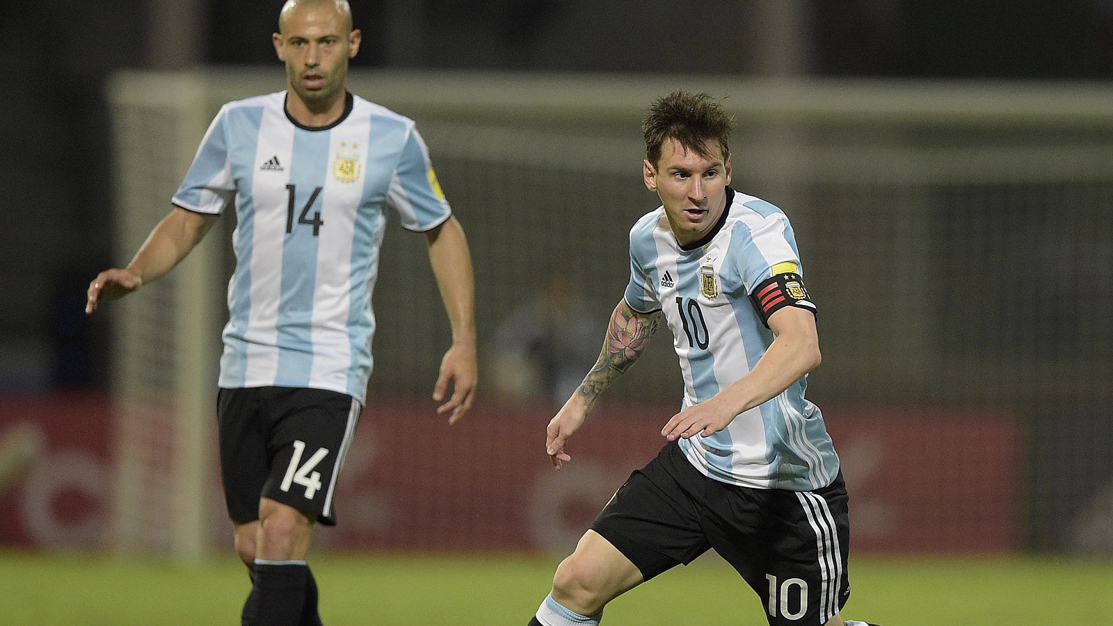 Los azulgranas Messi y Mascherano, con Argentina.
