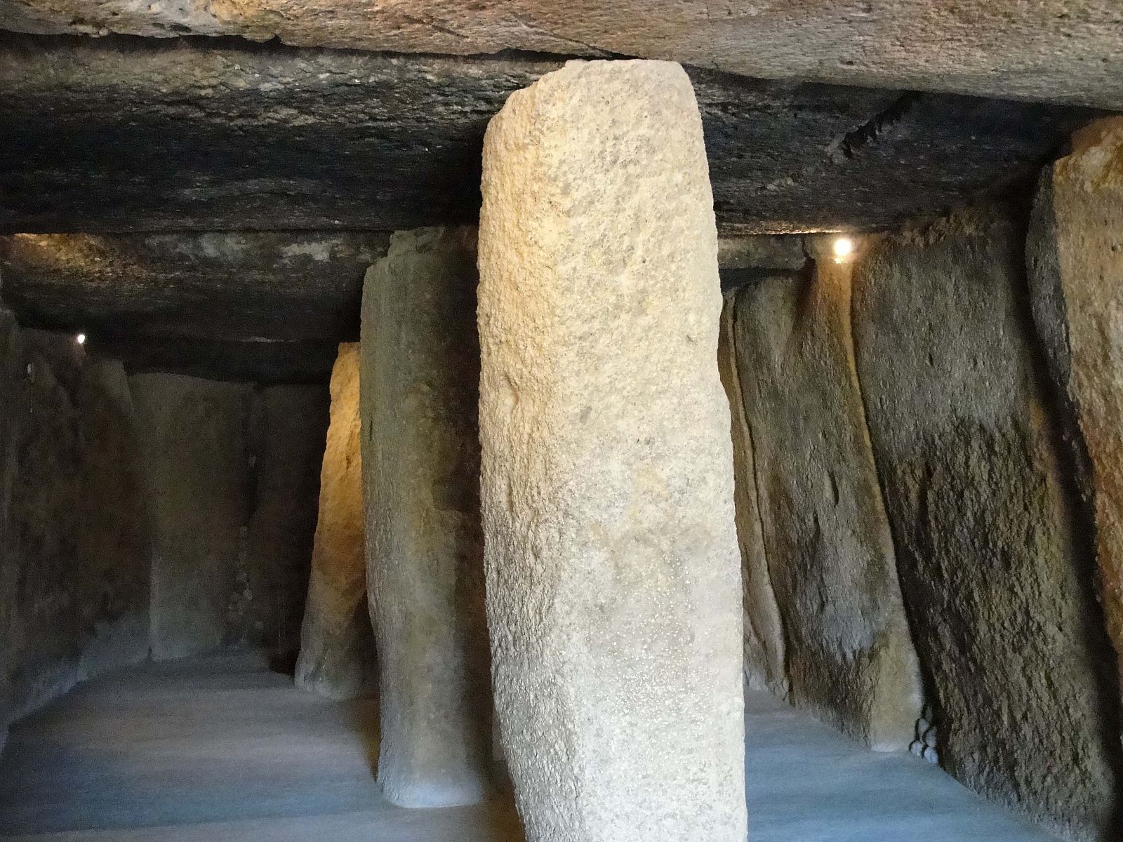 'Crónicas' se adentra en uno de los complejos megalíticos más grandes de Europa; en la imagen, el interior del dolmen de Menga