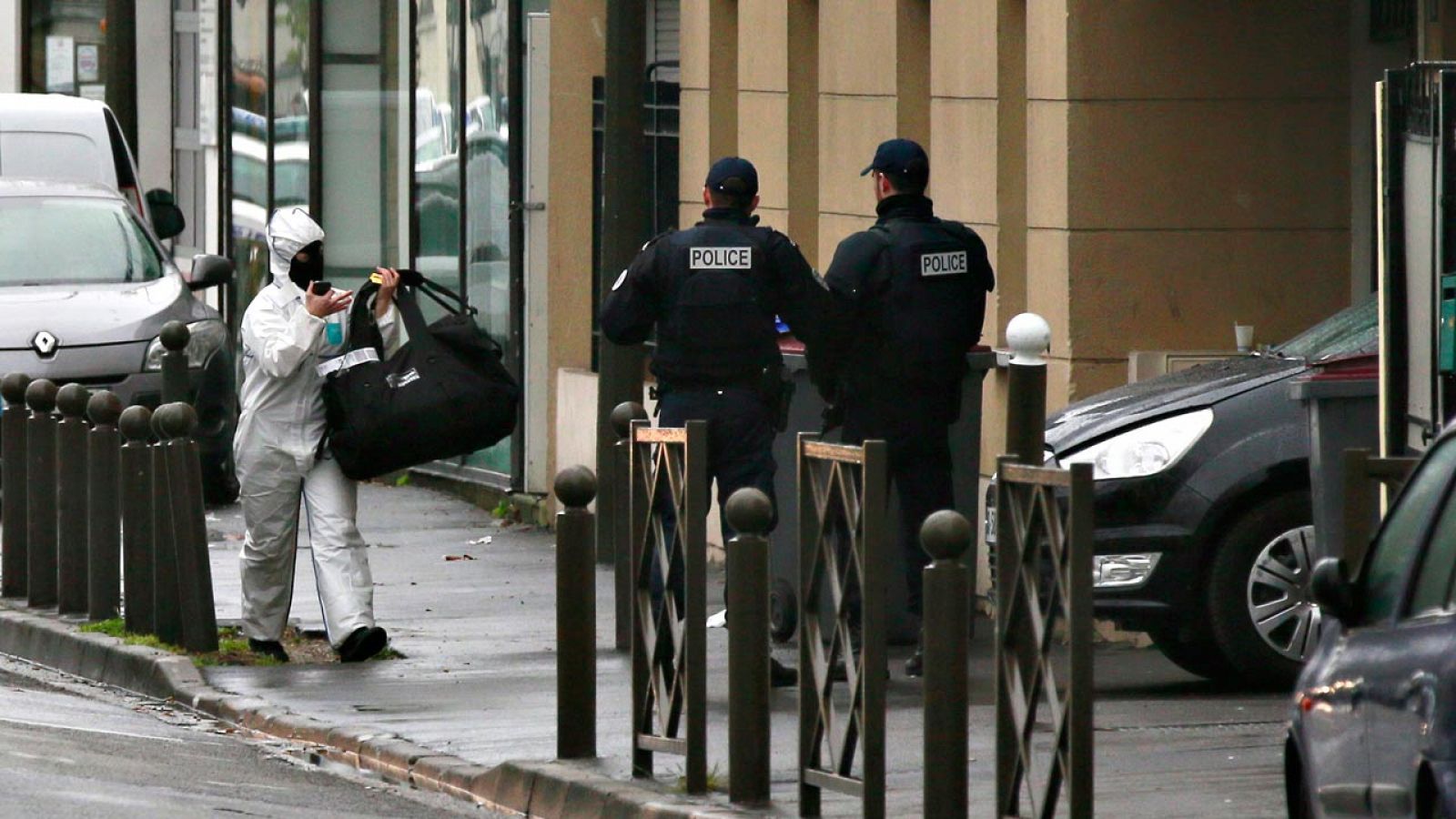 Agentes de policía franceses durante la redada en la que fue detenido en Argenteuil el presunto yihadista Reda Kriket