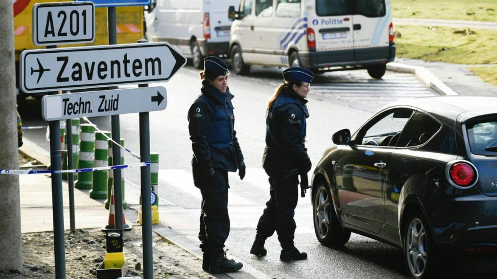 Dos policías trabajan en la entrada del aropuerto de Bruselas-Zaventem