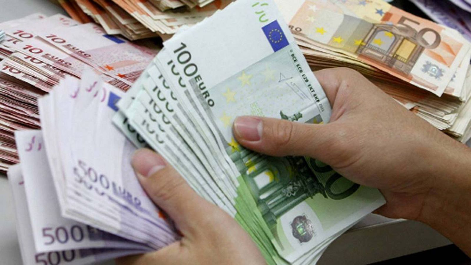 Recuento de billetes de euro en una fotografía de archivo