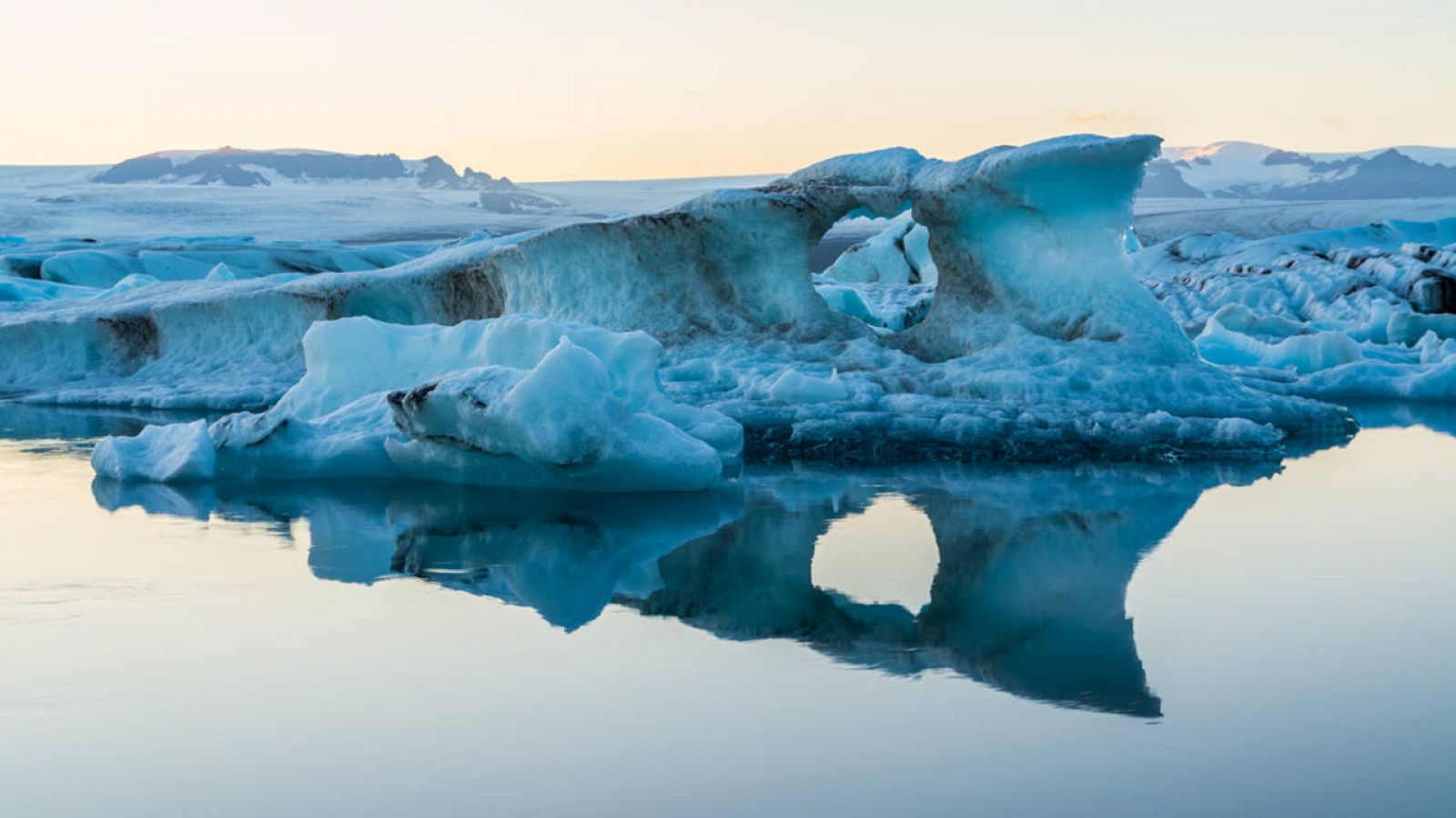 El calentamiento de la atmósfera es el principal factor de la pérdida de hielo.