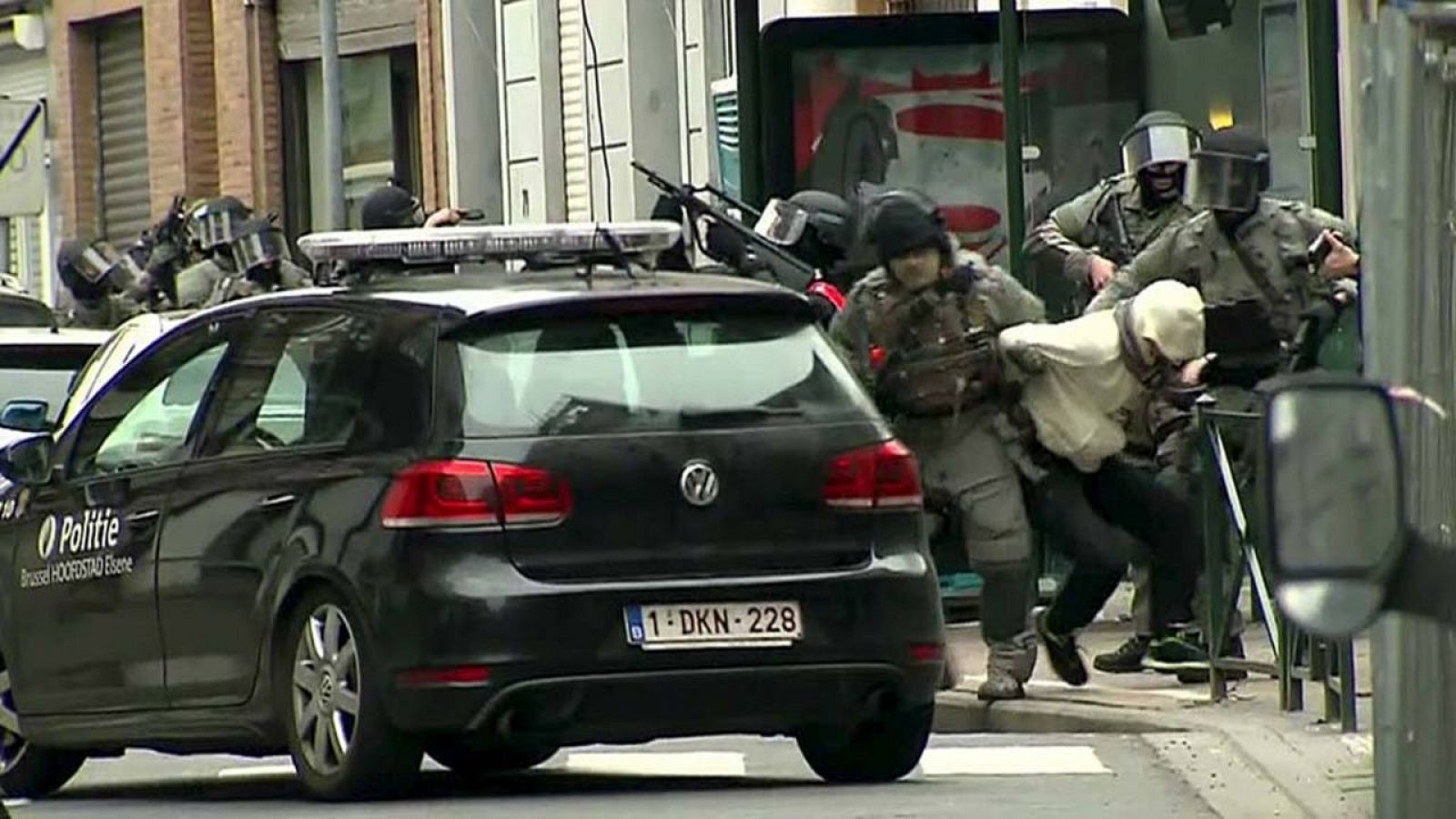 Las fuerzas de seguridad belgas detienen a Salah Abdeslam en una redada e Bruselas.