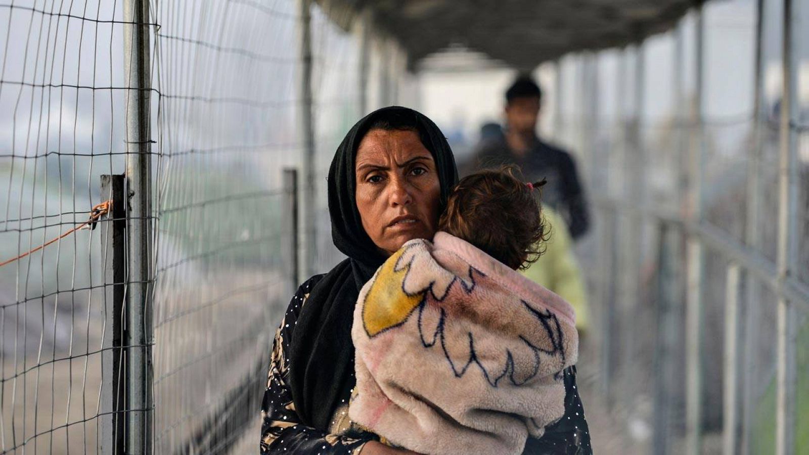Una mujer con un niño en el campo de refugiados de Idomeni, en la frontera de Grecia y Macedonia