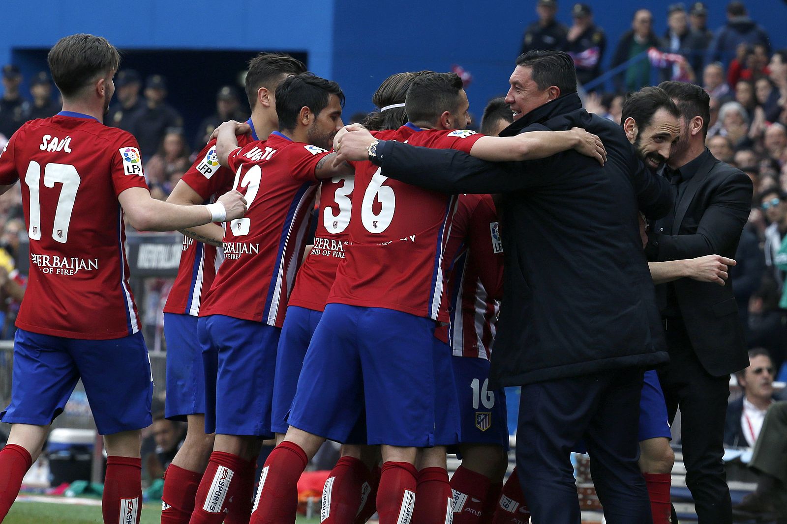 Los jugadores del Atlético celebran con el banquillo el gol de Juanfran.