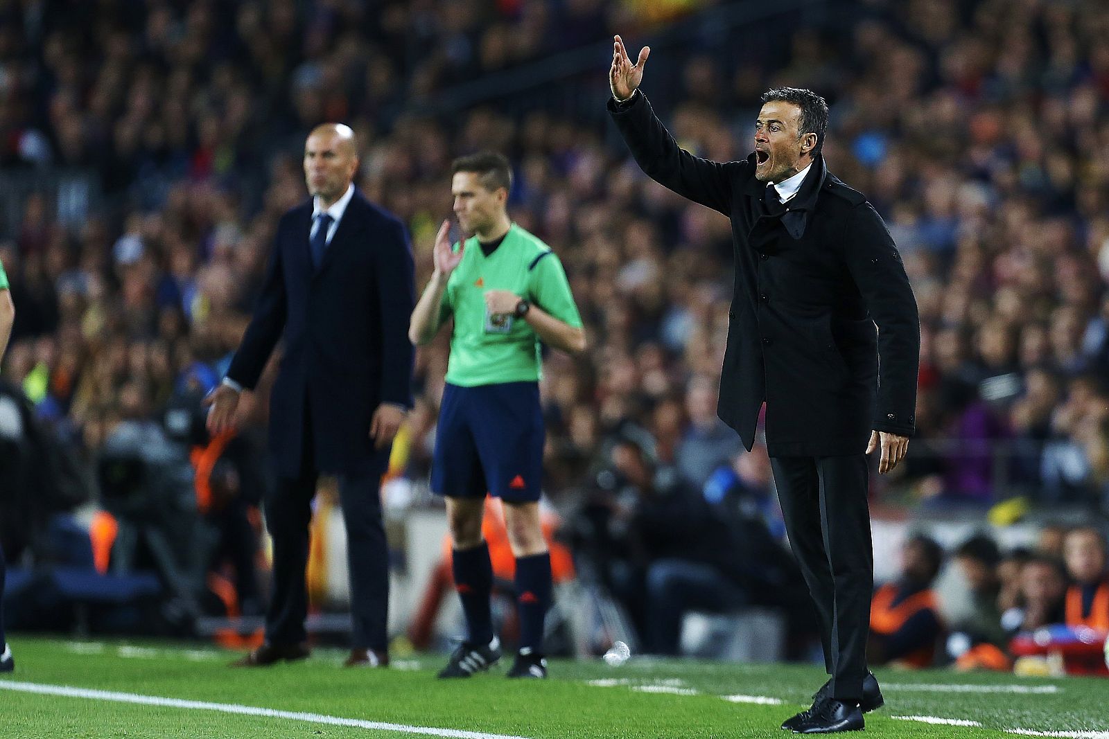 El entrenador del FC Barcelona Luis Enrique (d) protesta durante el encuentro, con Zidane de fondo