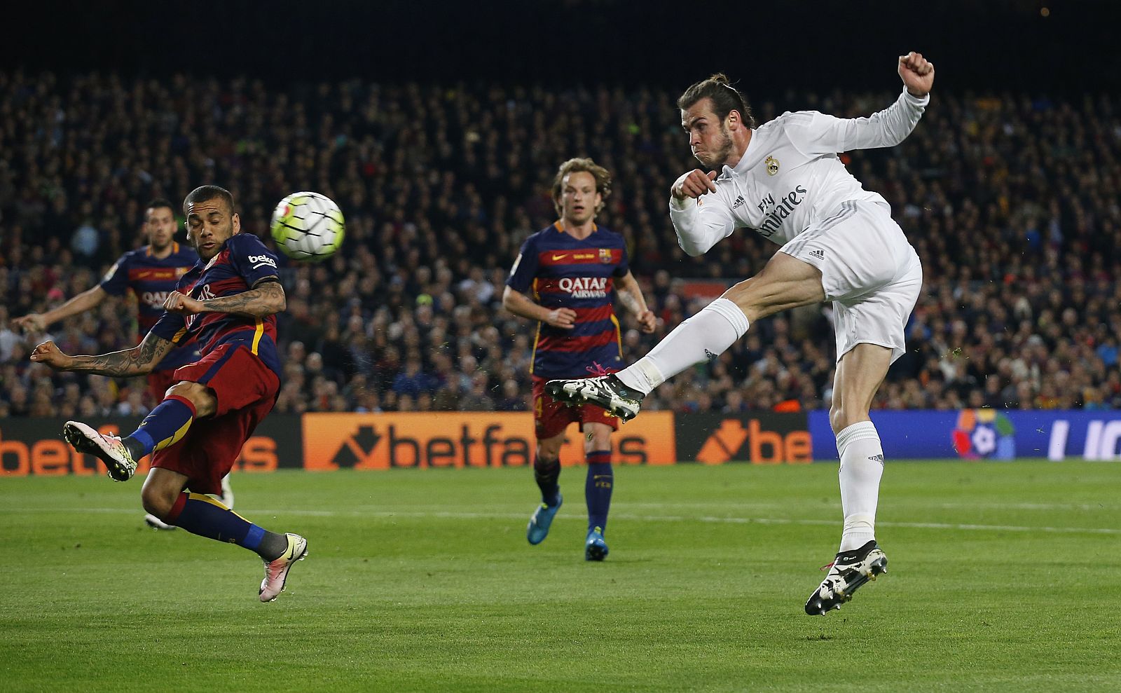 Gareth Bale, del Madrid, envía desviada una volea ante la marca de Alves, del Barça