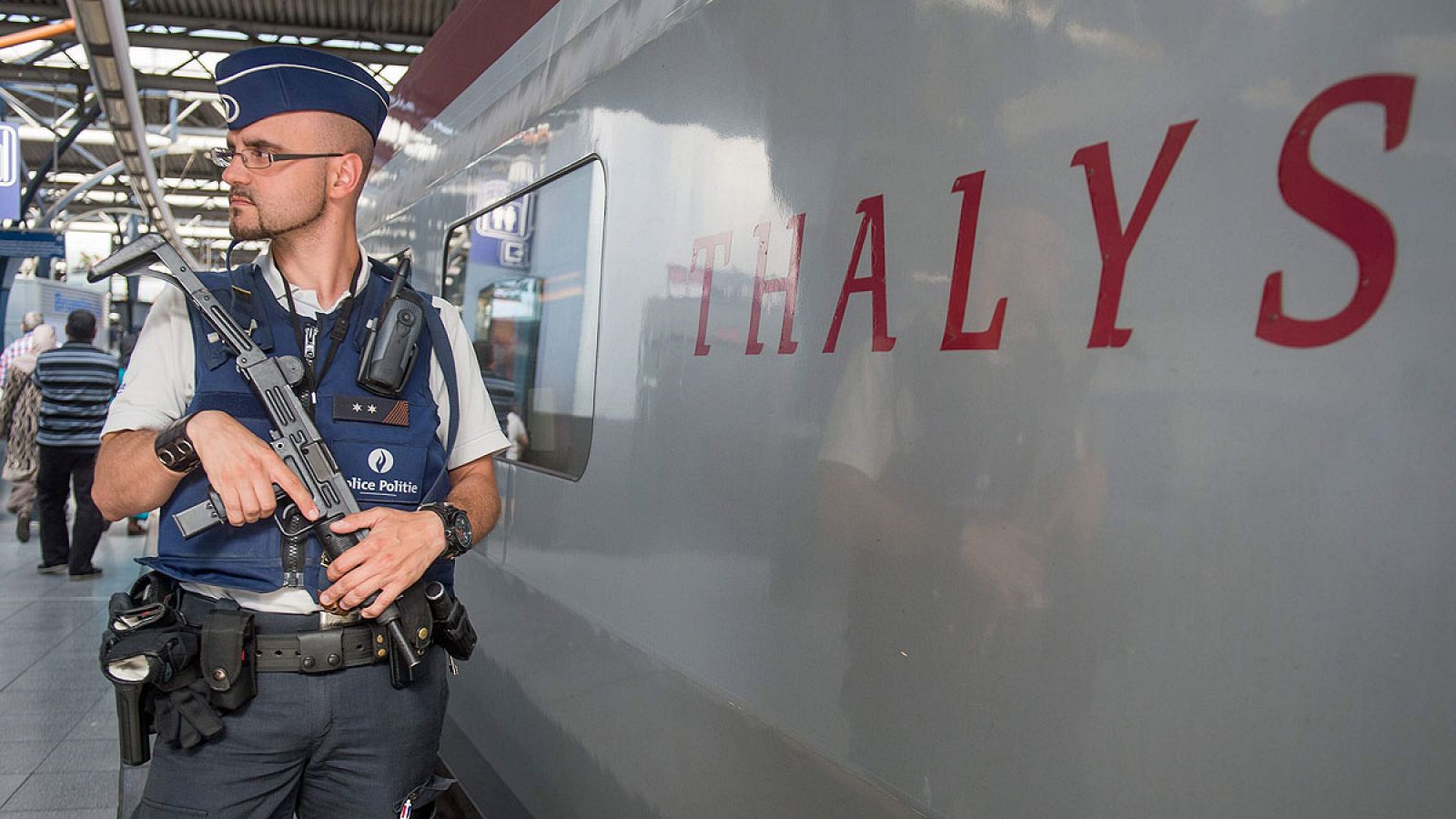 Un policía patrulla en una estación de Bruselas junto a un tren Thalys