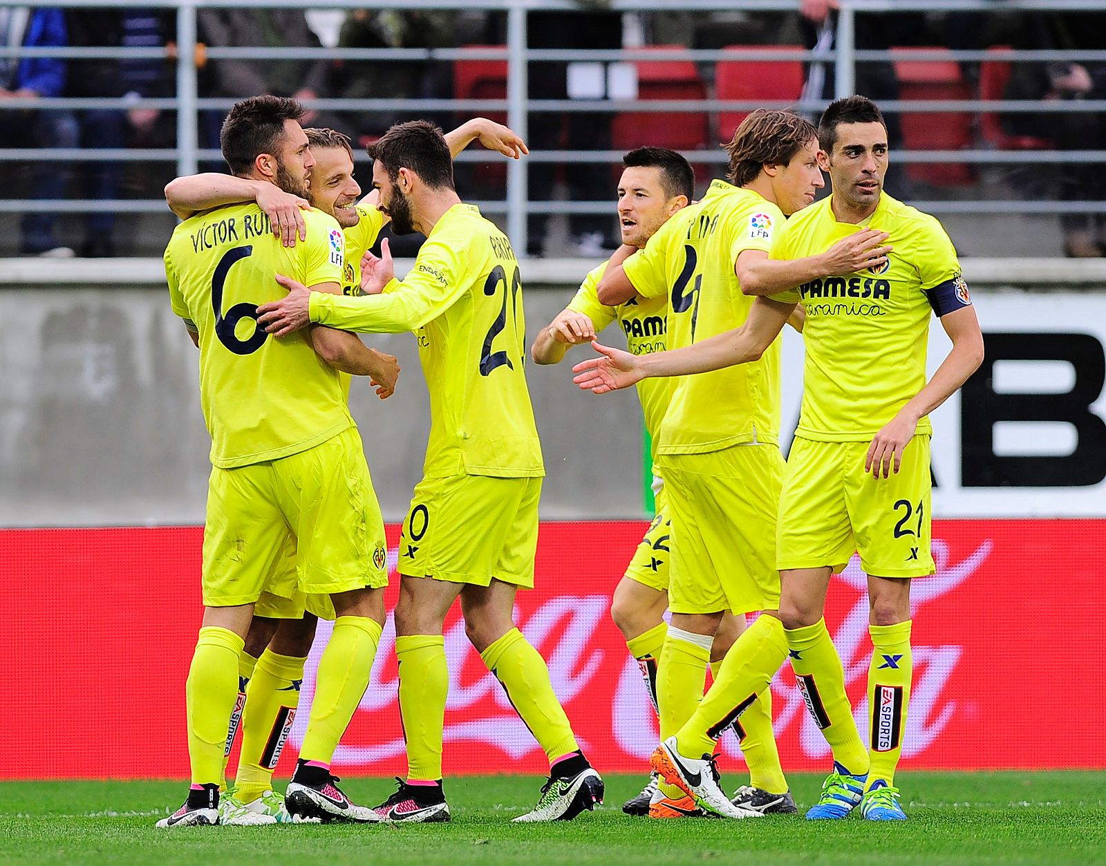 El Villarreal celebra la victoria lograda en Ipurúa.