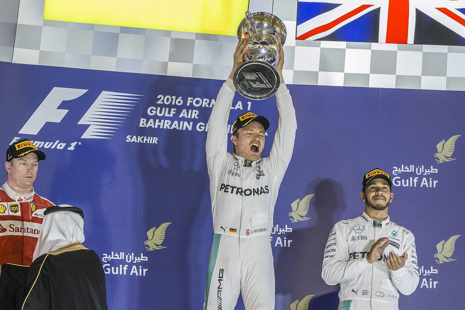 Nico Rosberg celebra el título en el podio de Baréin.