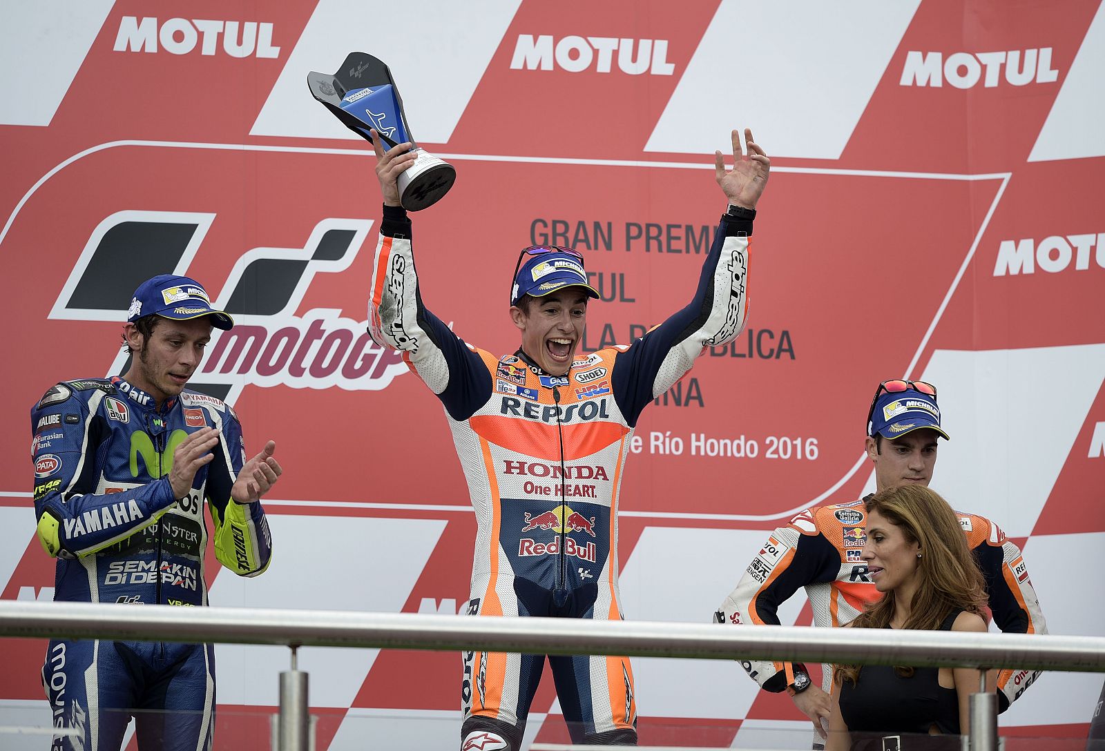 Márquez celebra en el podio la victoria lograda en Argentina.