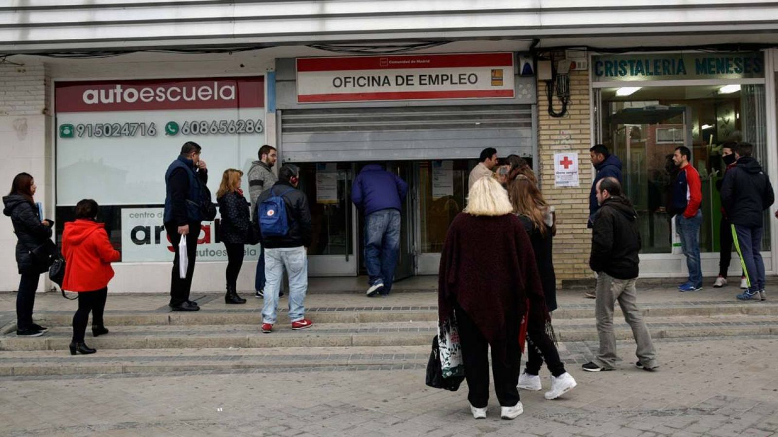 Un grupo de personas espera a que abra una oficina de empleo de Madrid