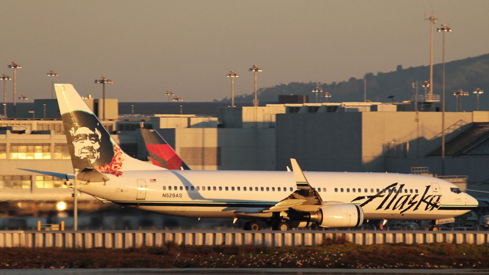 Un Boeing 737-800 de Alaska Airlines en el Aeropuerto Internacional de San Francisco, Estados Unidos