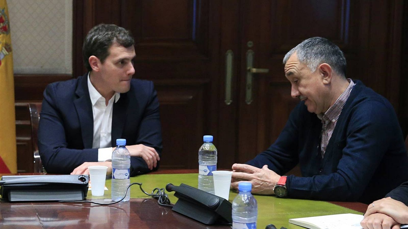 Albert Rivera conversa con el secretario general de UGT, Pepe Álvarez.