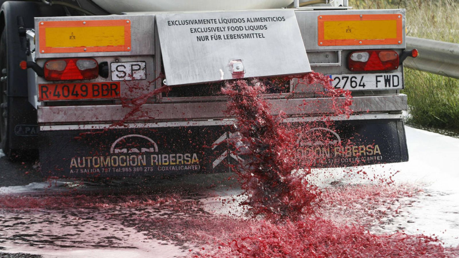 Vertido de vino de un camión español cerca del paso fronterizo de Le Boulon