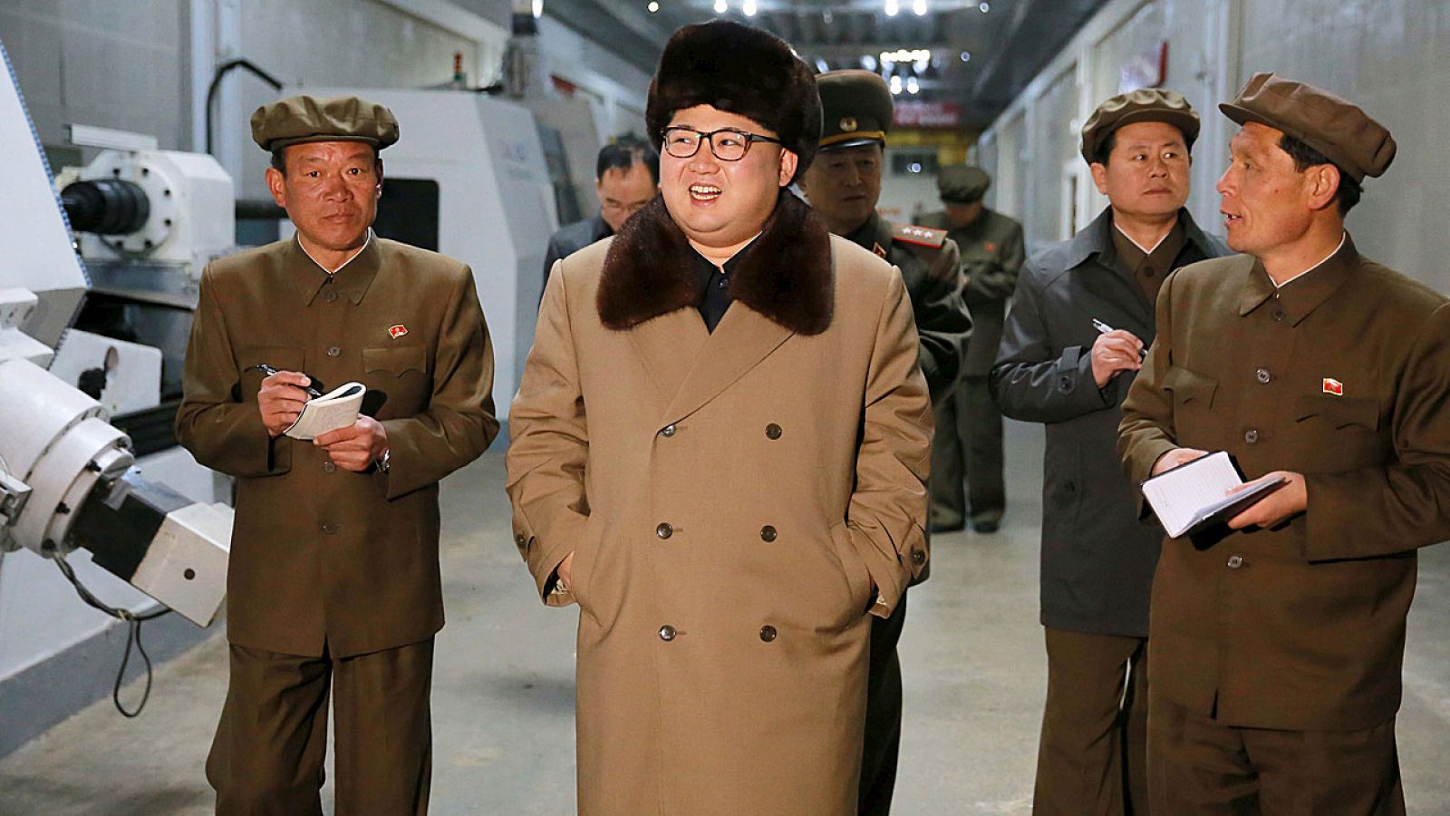 El líder norcoreano, Kim Jong Un, durante una visita a la planta de Tonghungsan, junto a su séquito.