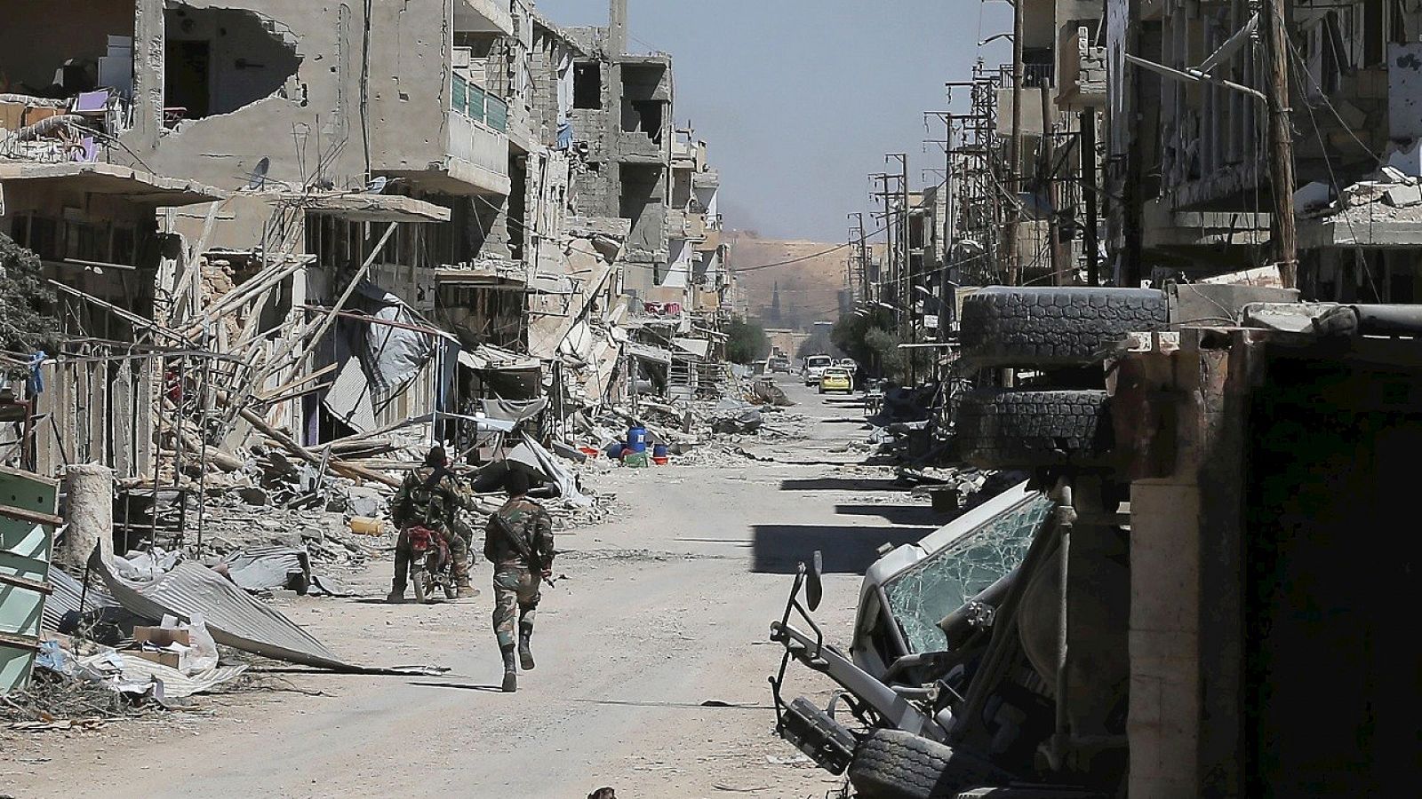 Soldados del Ejército sirio patrullan, el cuatro de abril, la ciudad de al-Qaryatain, en la provincia de Homs, en Siria. AFP PHOTO / JOSEPH EID