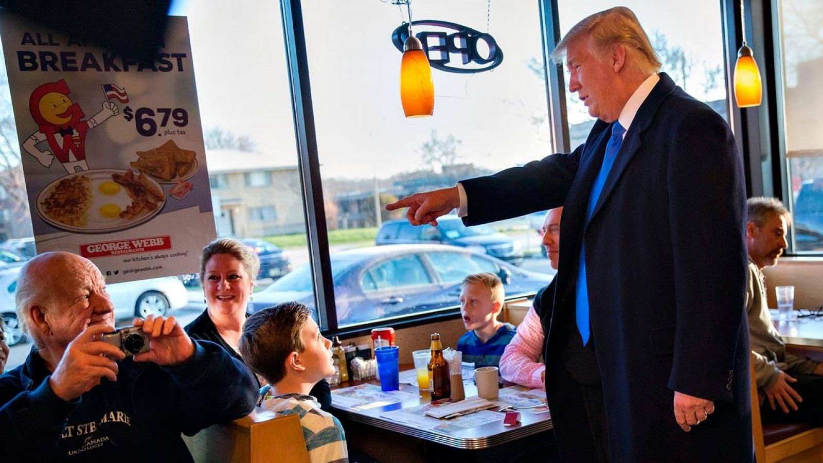 Donald Trump hace campaña en un 'diner' de Wisconsin