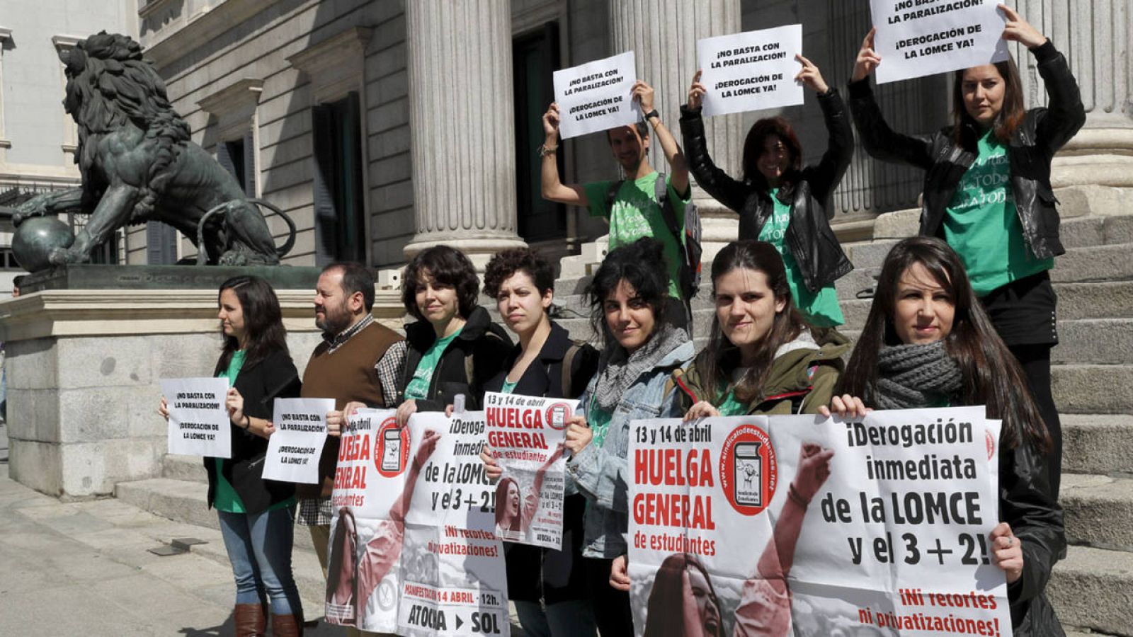 Protesta del Sindicato de Estudiantes frente al Congreso para exigir su derogación no solo paralización