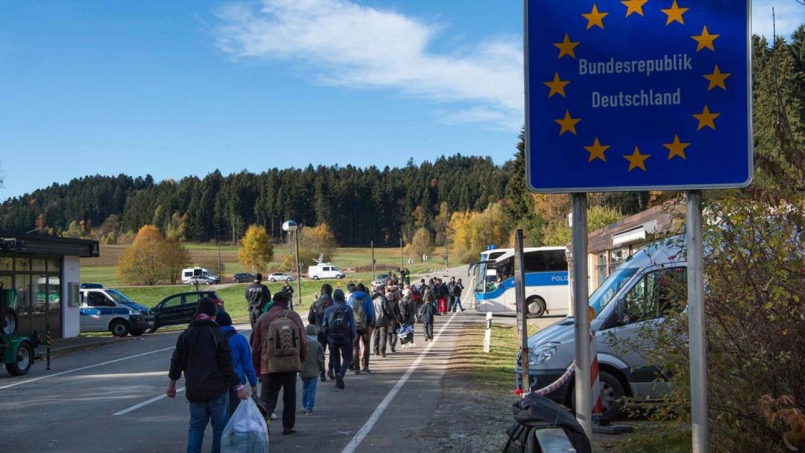 Grupos de refugiados cruzan la frontera entre Austria y Alemania