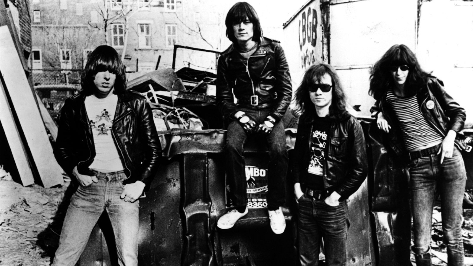 Los Ramones en un callejón detrás del CBGB en Queens, 1977. Danny Fields.