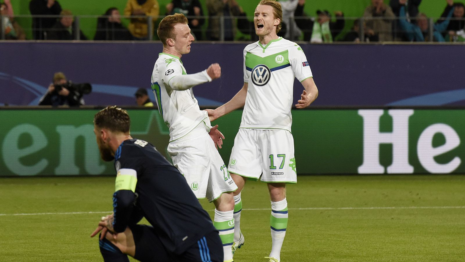 Los jugadores del Wolfsburgo celebran su segundo gol
