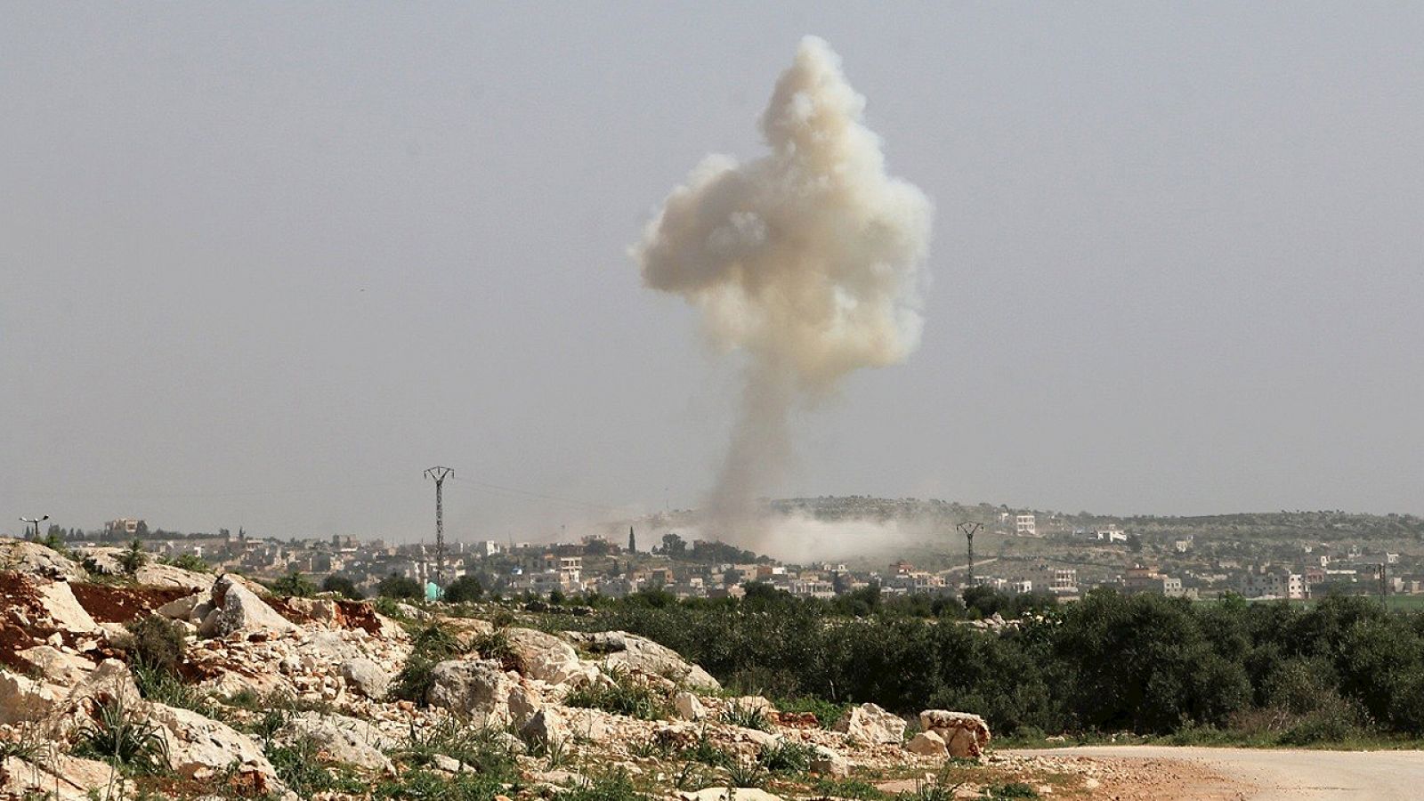 Bombardeo en la ciudad controlada por los rebeldes de Turmanin, en la provincia de Idleb, en Siria. REUTERS/Ammar Abdullah