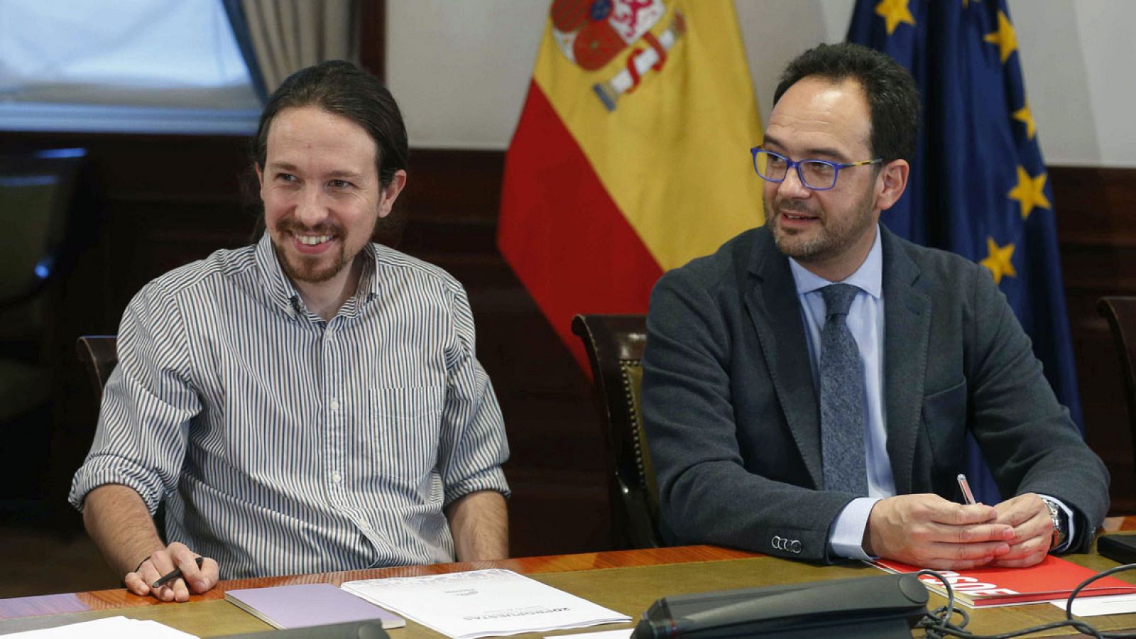 El líder de Podemos, Pablo Iglesias, junto al portavoz parlamentario del PSOE, Antonio Hernando